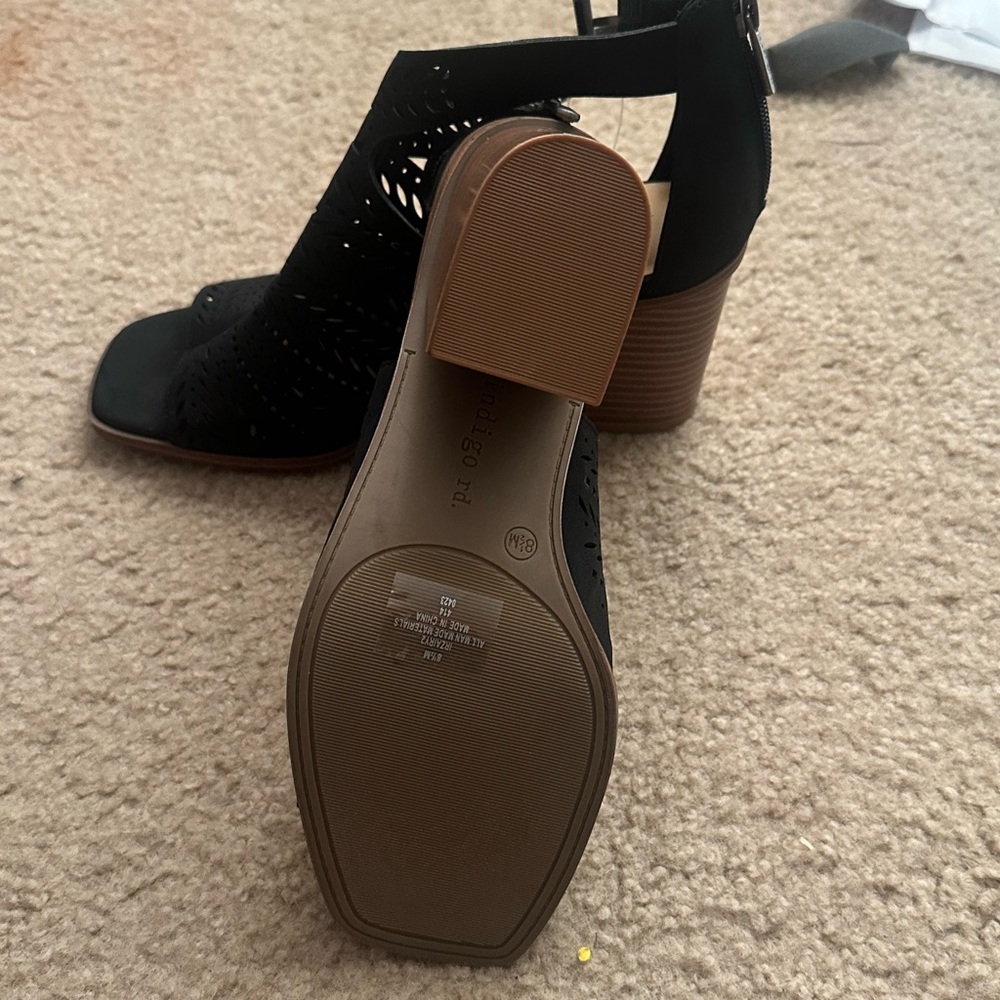 NWOT Indigo Black Laser Cut Peep Toe Block Heel Sandals Size 8.5 - Picture 7 of 8